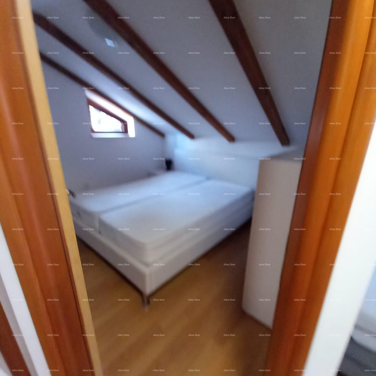 Prodaje se kuća sa 3 apartmana i dvorištem, blizu Pule. Pješčana uvala. 28