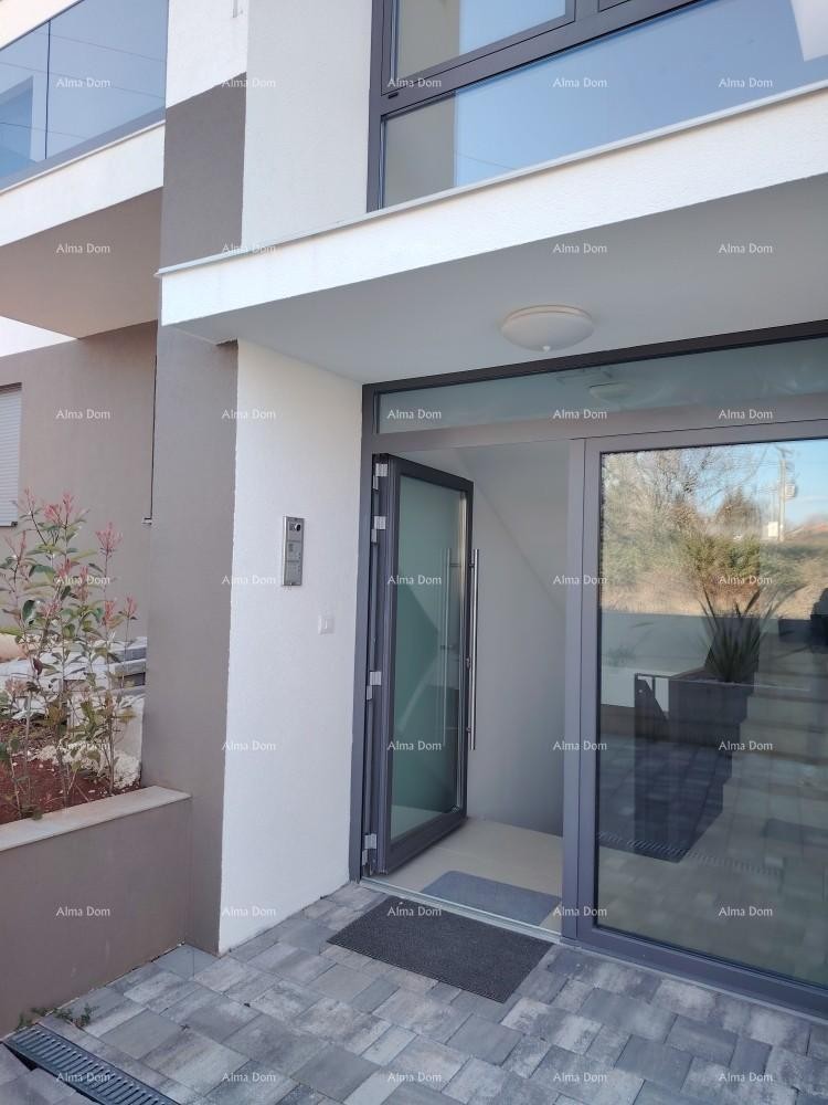 Top-notch three-bedroom apartment with a sea view, furnished 34