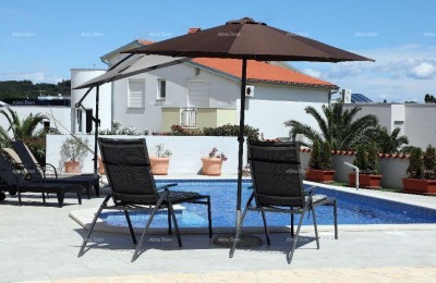 Samostojeća sa pogledom na more, udaljena od plaže i mora cca 500 metara.