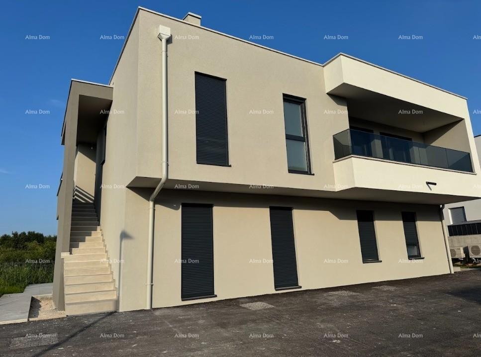 Luksuzni dvoetažni stan s pogledom na more i prostranom terasom u Zambratiji 1