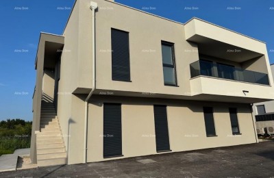 Роскошная двухуровневая квартира с видом на море и просторной террасой в Замбратии