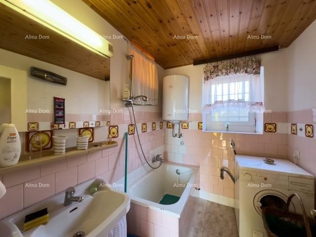 Мы продаем большой отдельно стоящий дом с просторным двором! 12