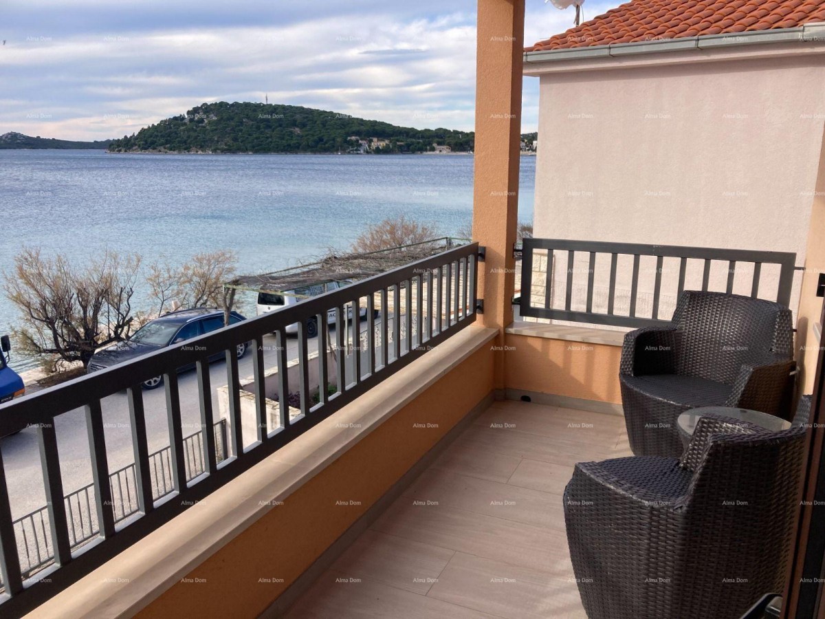 Prodaja - Prvi red do morja! Moderna, prostorna hiša s 4 ločenimi stanovanji, garažo in pomolom, Rogoznica. 26