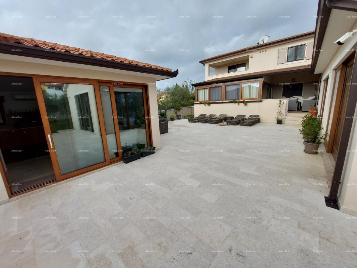 Современный дом с двумя апартаментами, крытым бассейном и большим двором. 5