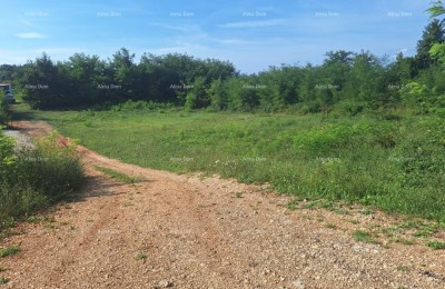 Prodajem atraktivno građevinsko zemljište