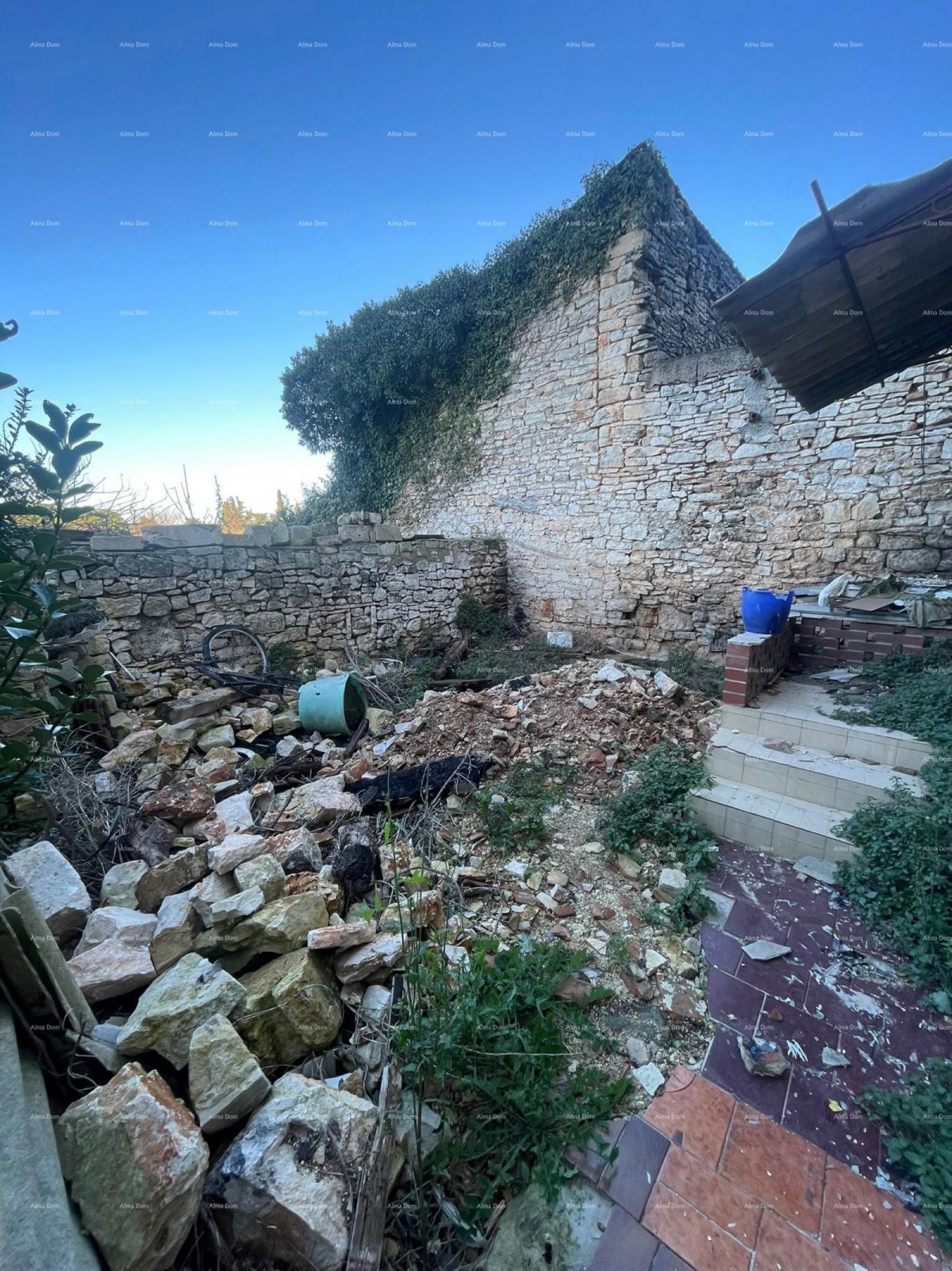 Продается каменный дом для ремонта в сердце Водняна. 5