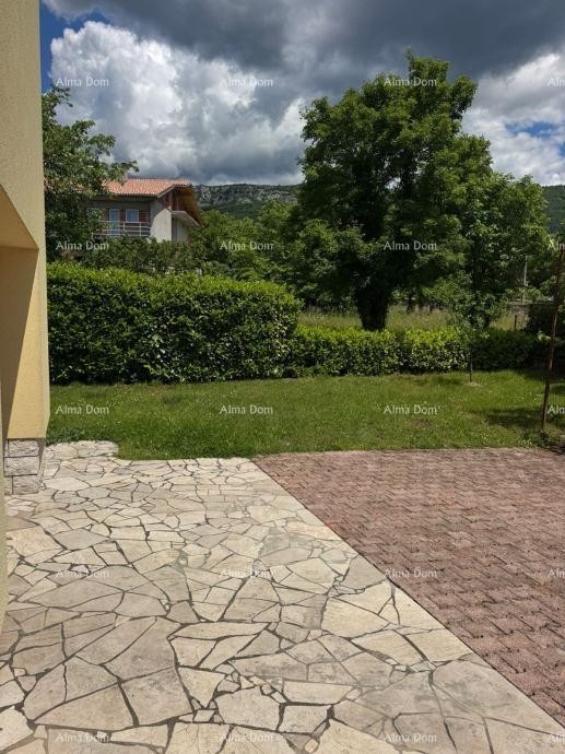 BUZET, PROSTRANA SAMOSTOJEČA HIŠA Z VELIKO OKUŽNICO IN POGLEDOM NA MORJE 5