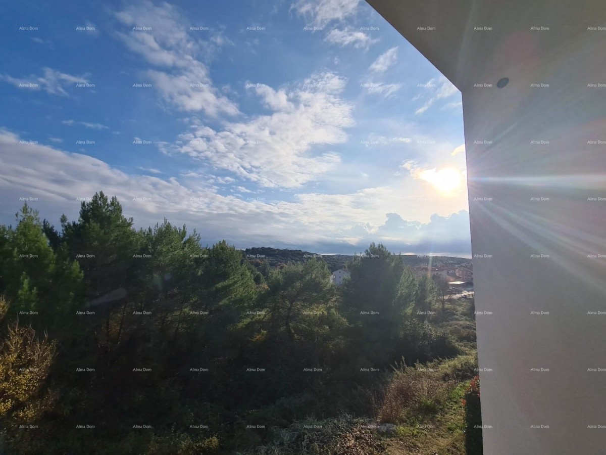 In italiano, il titolo si traduce in: 8