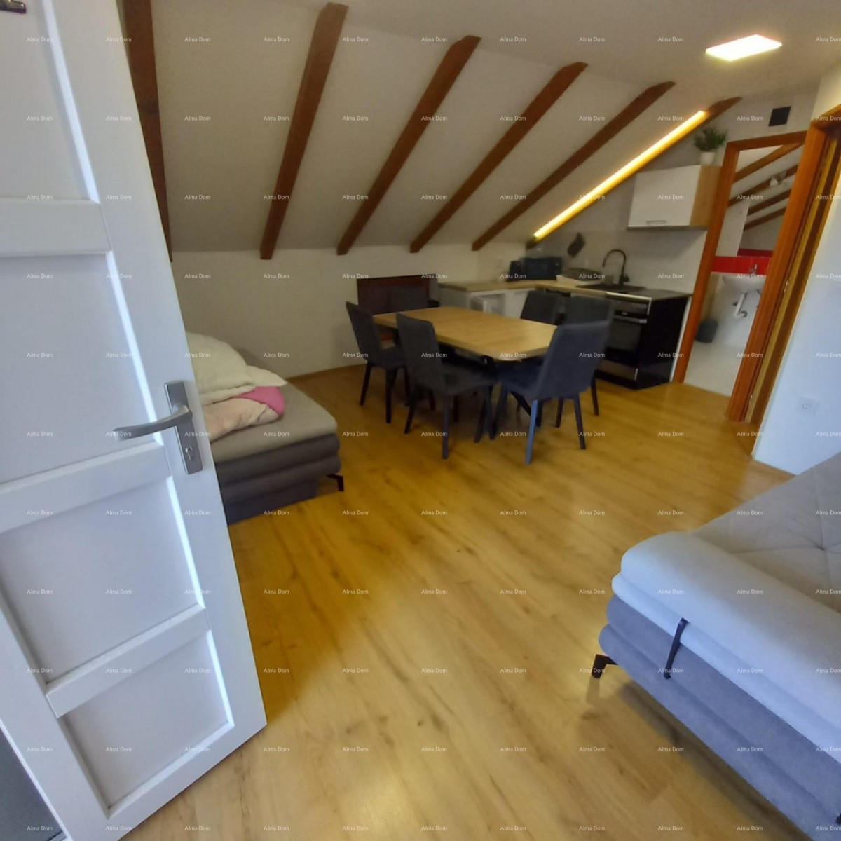 Prodaje se kuća sa 3 apartmana i dvorištem, blizu Pule. Pješčana uvala. 24