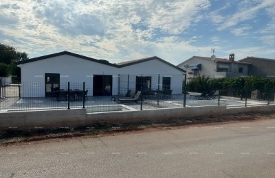Vendita - casa bifamiliare con piscina riscaldata, nei dintorni di Poreč!