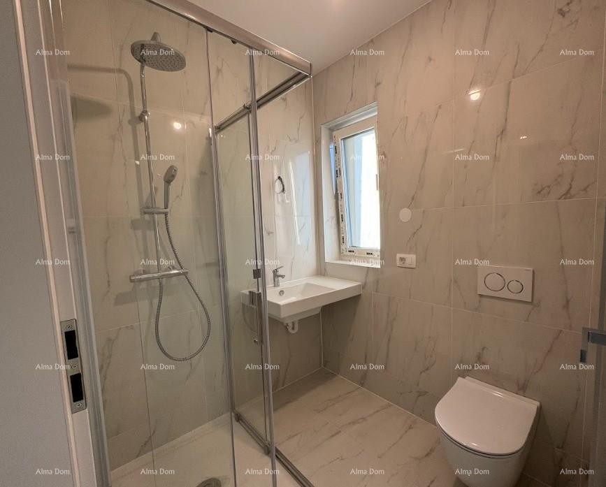 Luksuzni dvoetažni stan s pogledom na more i prostranom terasom u Zambratiji 9