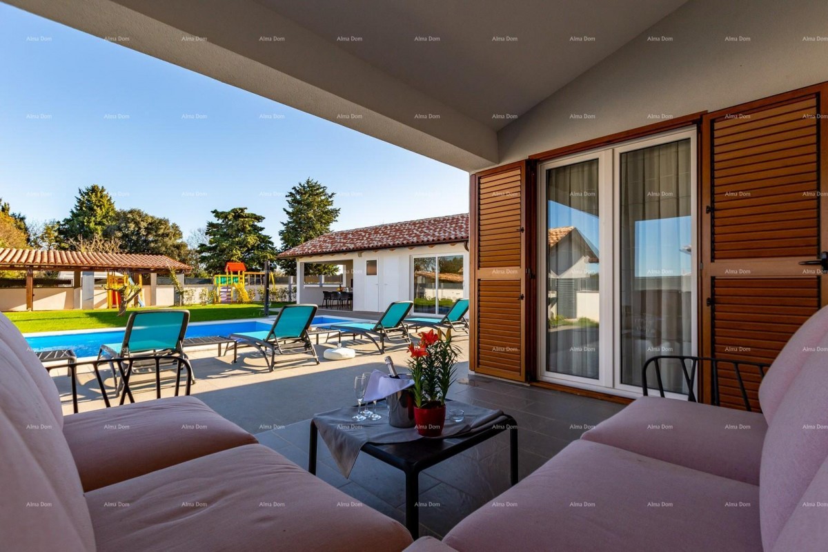 Detached house in Pula.  8 km.   Šikići. 5