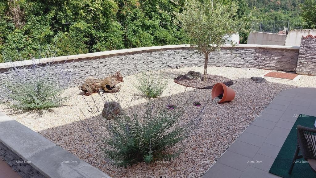 Дом с прекрасным видом на горы, террасой, садом, барбекю и частной парковкой. 25