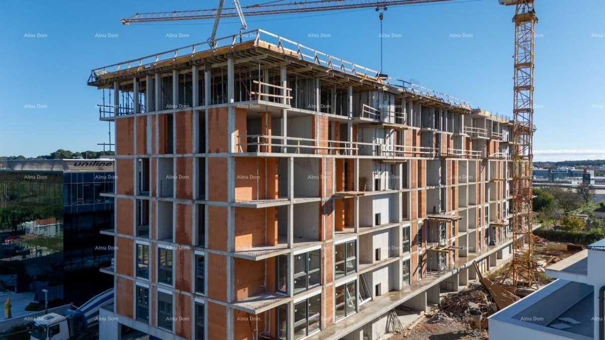 Pula. Nuovo edificio residenziale. Vendita di un appartamento con posto auto e cantina. Vicinanza al nuovo ospedale. S37 11