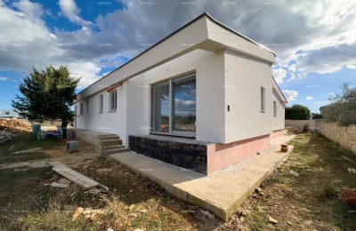 Vendita di una casa di nuova costruzione con piscina, in una posizione tranquilla, Juršići!