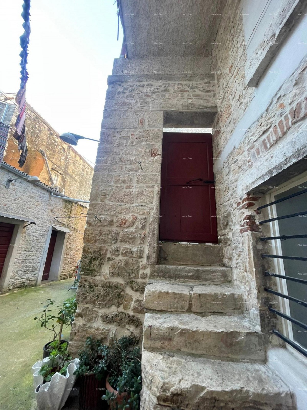 Продается каменный дом для ремонта в сердце Водняна. 3