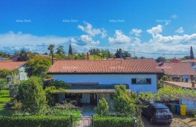 In vendita casa con terreno edificabile, a 200 m dalla spiaggia – Umago/Savudria