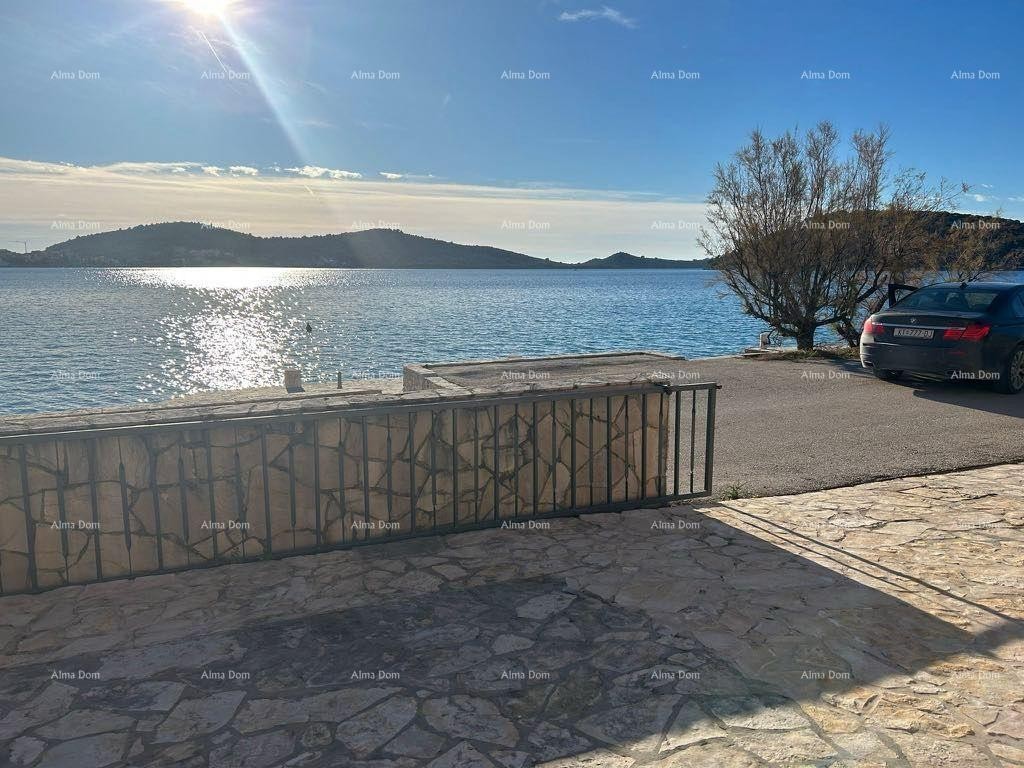 Prodaja - Prvi red do morja! Moderna, prostorna hiša s 4 ločenimi stanovanji, garažo in pomolom, Rogoznica. 3