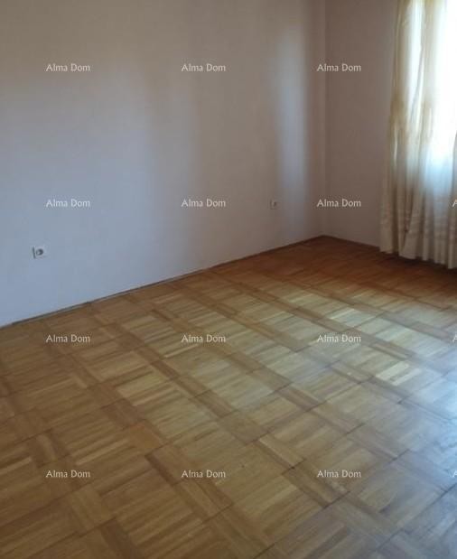 For sale: house with a large yard, 5 km from Poreč. 10