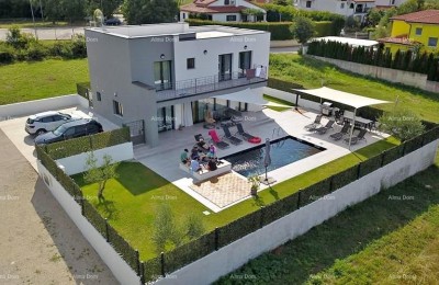 A beautiful villa with a swimming pool near Poreč is for sale
