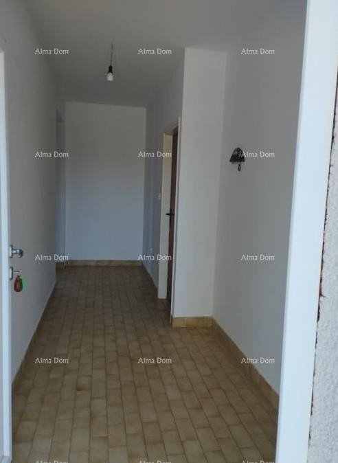 For sale: house with a large yard, 5 km from Poreč. 15