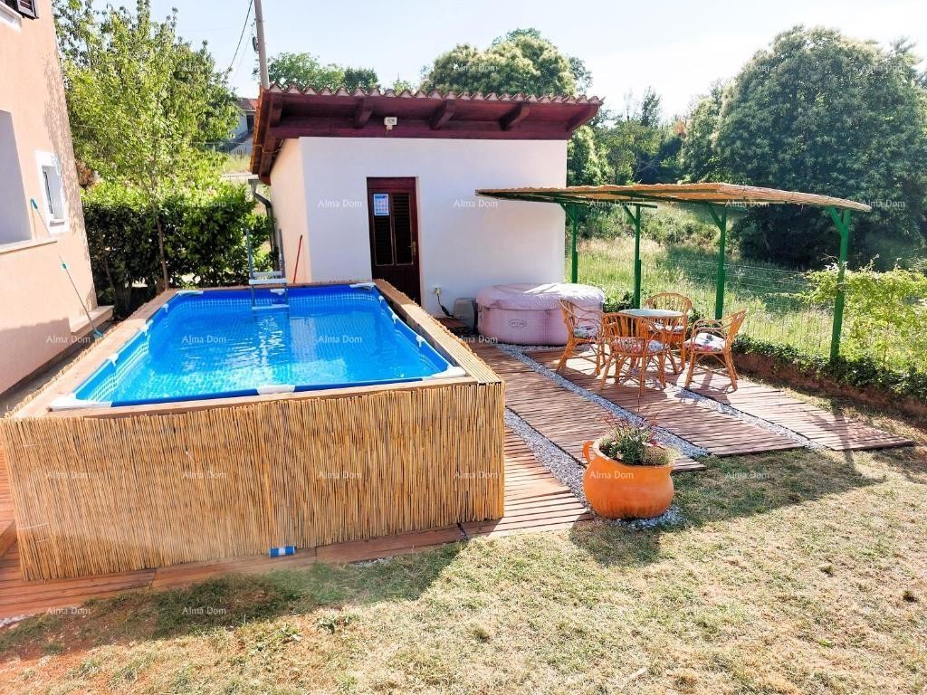 Prodaje se kuća, 170 m2, Karojba 18
