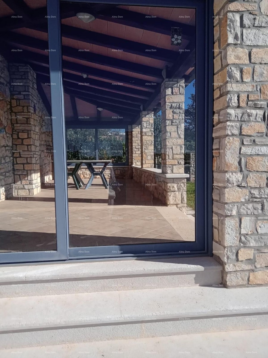 Proximity to the city of Umag. Duplex house for sale, 123.65 m² right on the seafront, 10 meters from the sea. 19