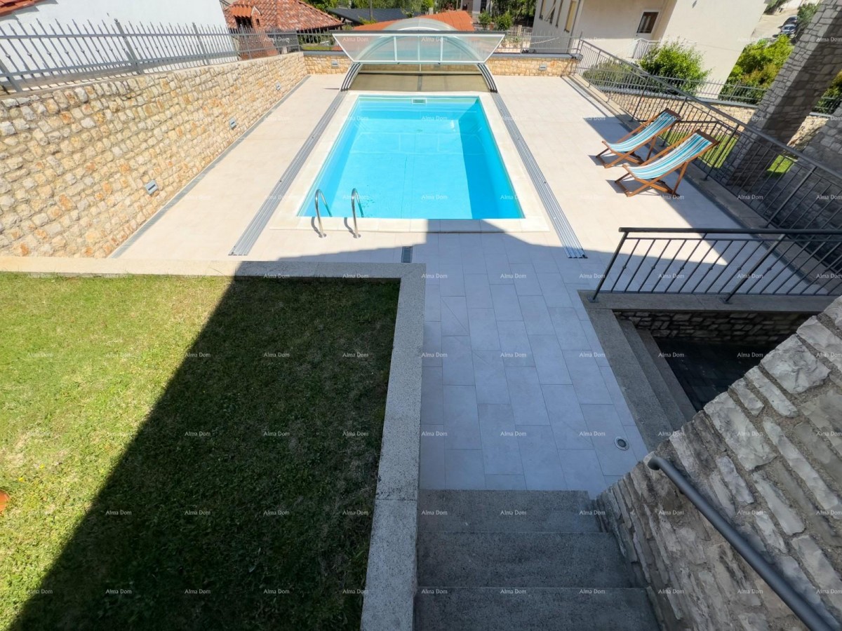 Bellissima casa con piscina a Pola, ideale per famiglie o investimento. 13