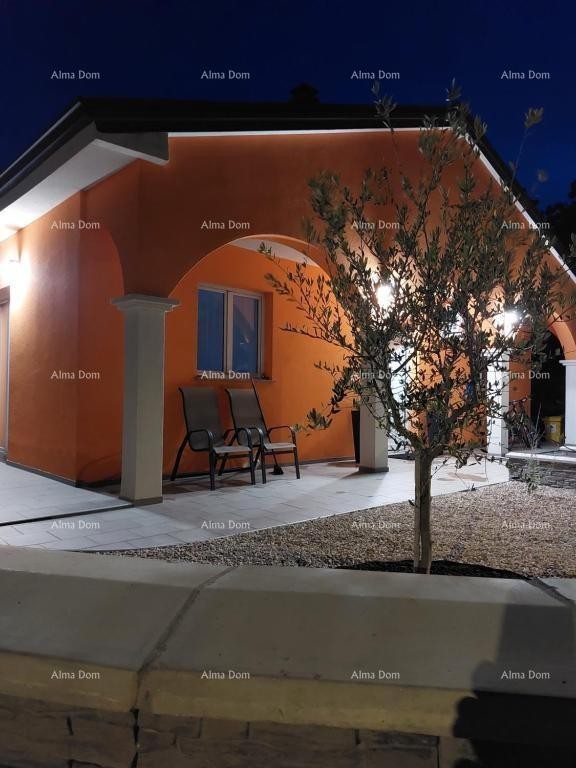 Дом с прекрасным видом на горы, террасой, садом, барбекю и частной парковкой. 27