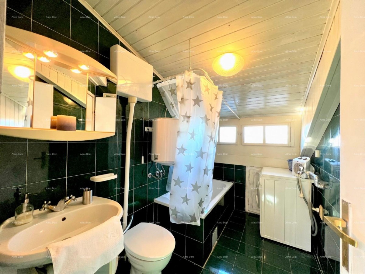 Prodaje se stan u centru Pule sa pogledom na katedralu i more. 12