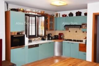 Sale of a beautiful family duplex house with a garage, near Poreč! 7