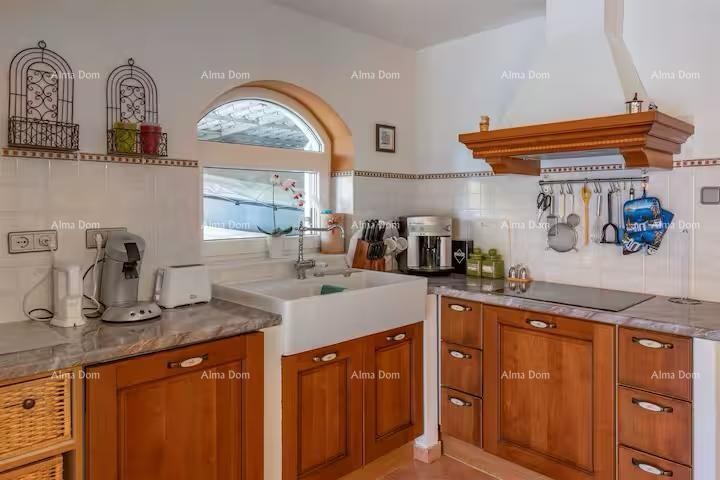 Отличная возможность! Продажа - привлекательный дом с бассейном и ухоженным участком, Банйоле! 12