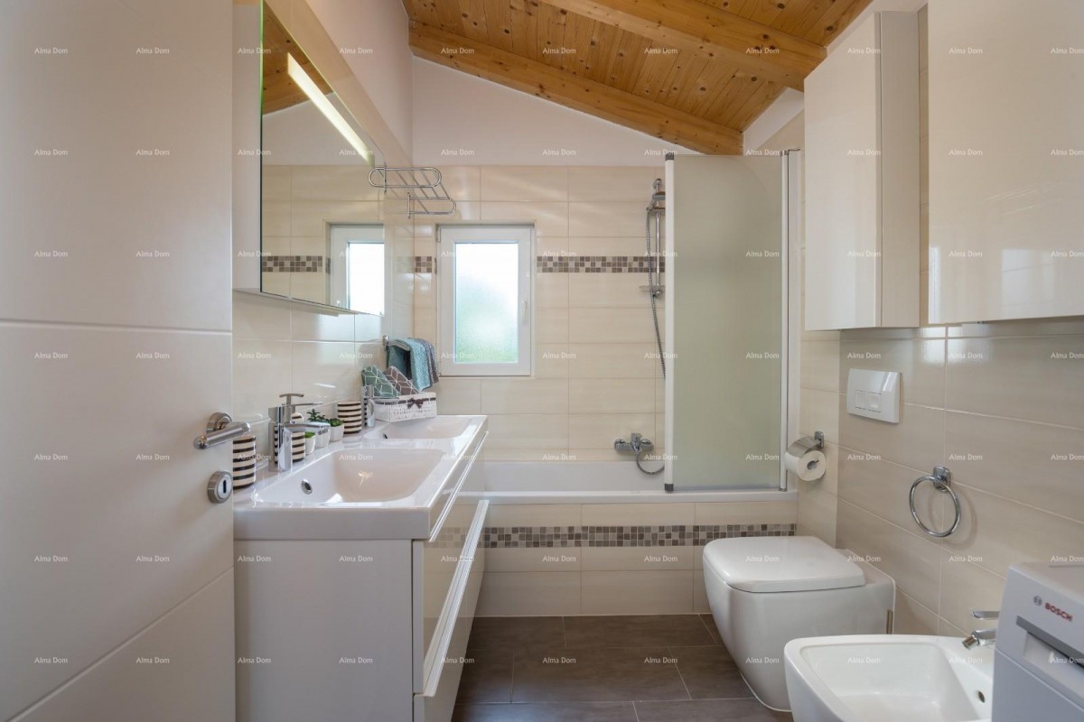 Fažana, detached house on a large plot of 1844 m2. View of the entire Fažana. 14