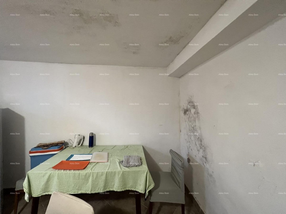 Vendiamo una casa ad uso commerciale e residenziale nel centro di Medulina. 15