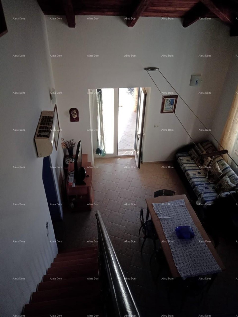 Proximity to the city of Umag. Duplex house for sale, 123.65 m² right on the seafront, 10 meters from the sea. 8