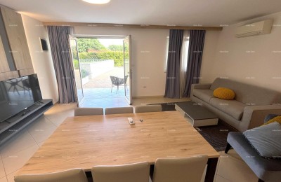 Spazioso appartamento in complesso con piscina, garage e vista mare – a soli 70 m dal mare, Umago!