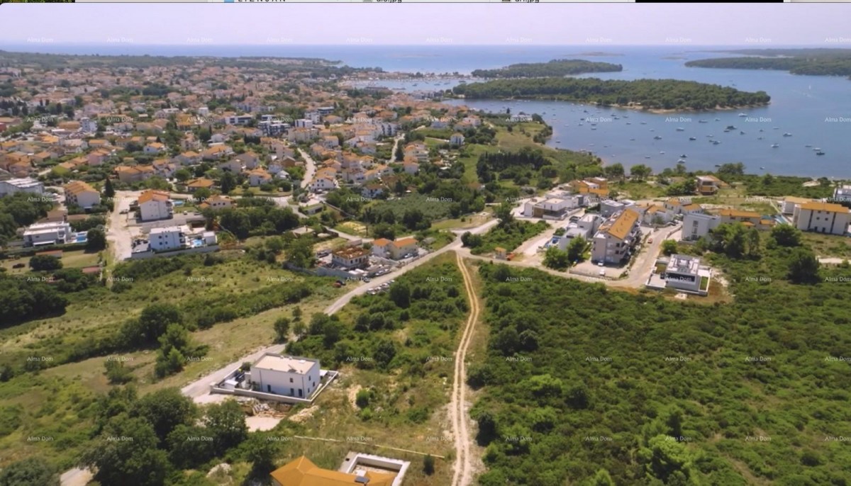 Terreno edificabile a Medulin, Mukalba, situato nelle immediate vicinanze del mare e della spiaggia. 1