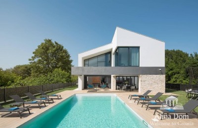 Una casa belissima con la piscina