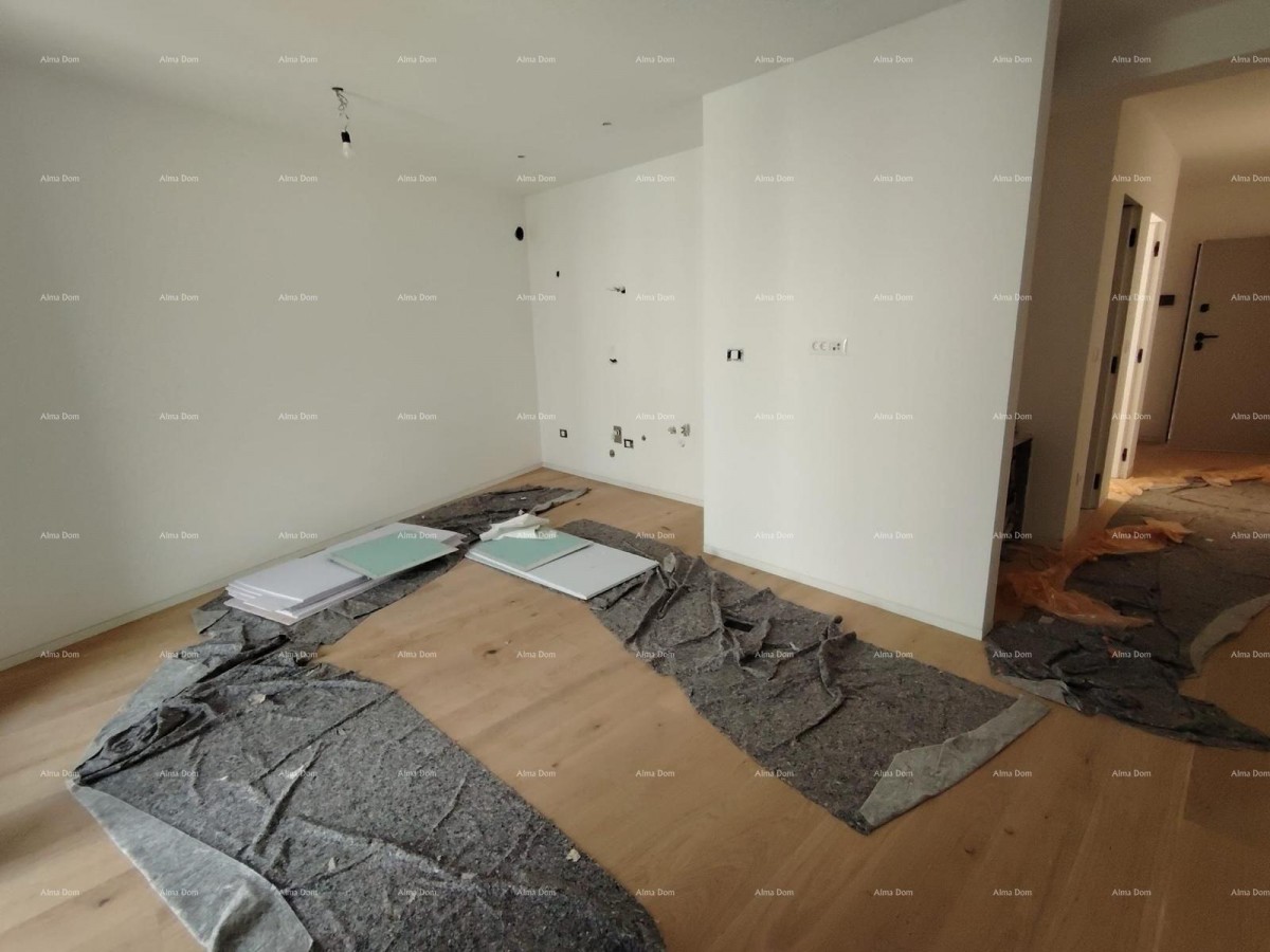 Prodaja stanov v stanovansko-poslovni stavbi s pogledom na morje, center Umaga! / S9a 8