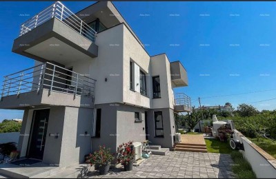 Moderna vila v Istri s pogledom na morje, strešno teraso in urejenim vrtom – 800 m od plaže