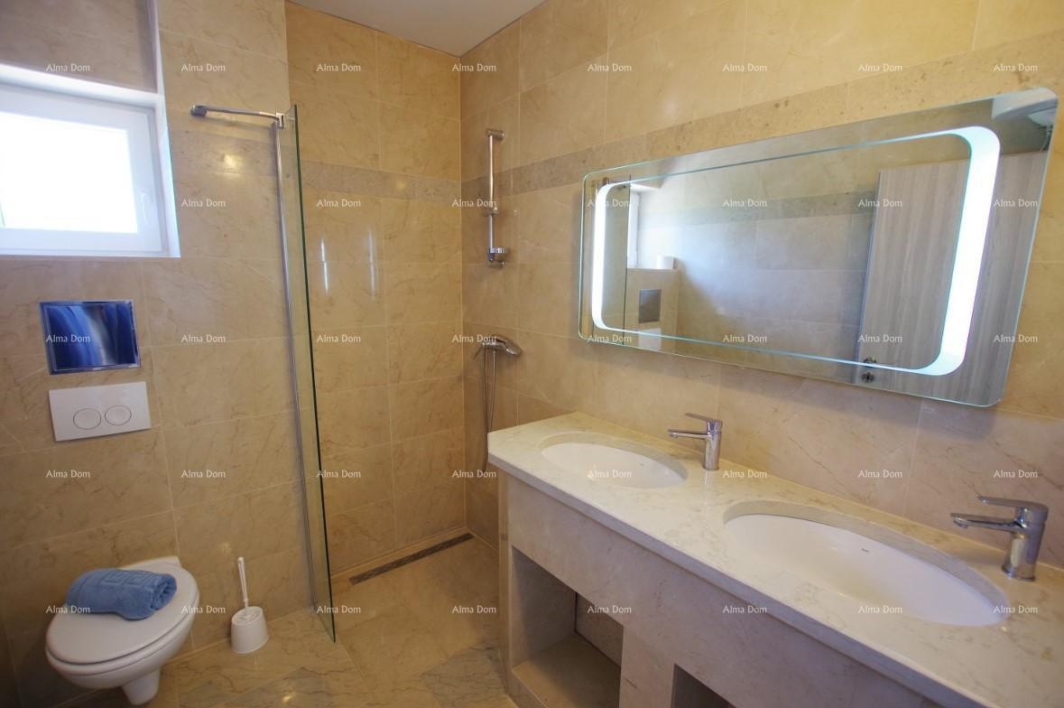 Raša, affascinante casa con appartamenti e piscina con vista panoramica sul mare 9