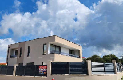 Prodamo hišo na odlični lokaciji. Blizu marine.