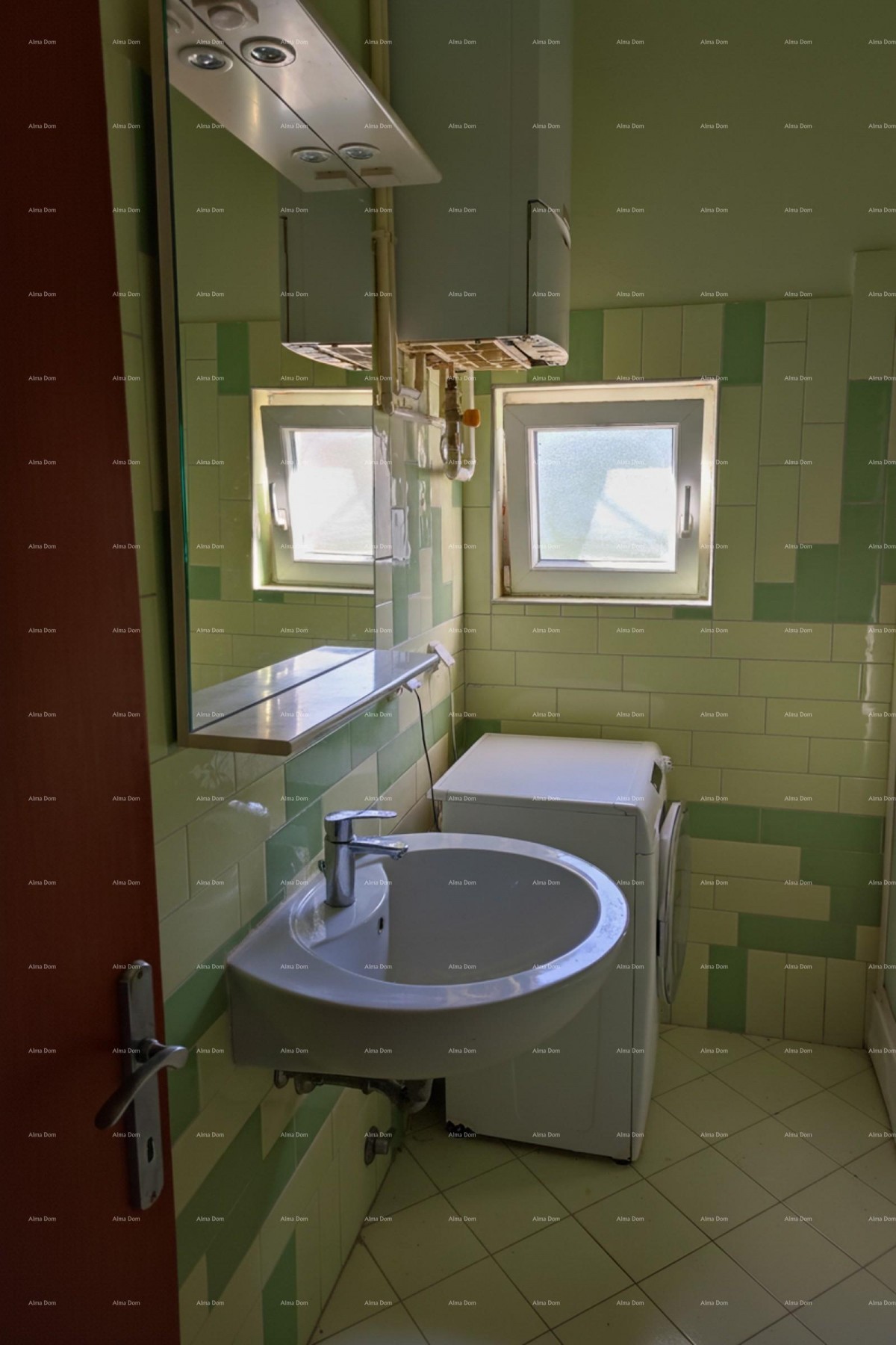 Prostran trosobni stan površine 81 m², neposredna blizina suda, Pula  Veruda 12