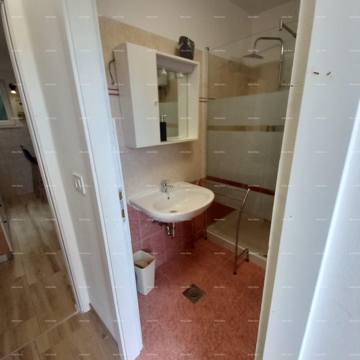 Prodaje se kuća sa 3 apartmana i dvorištem, blizu Pule. Pješčana uvala. 11