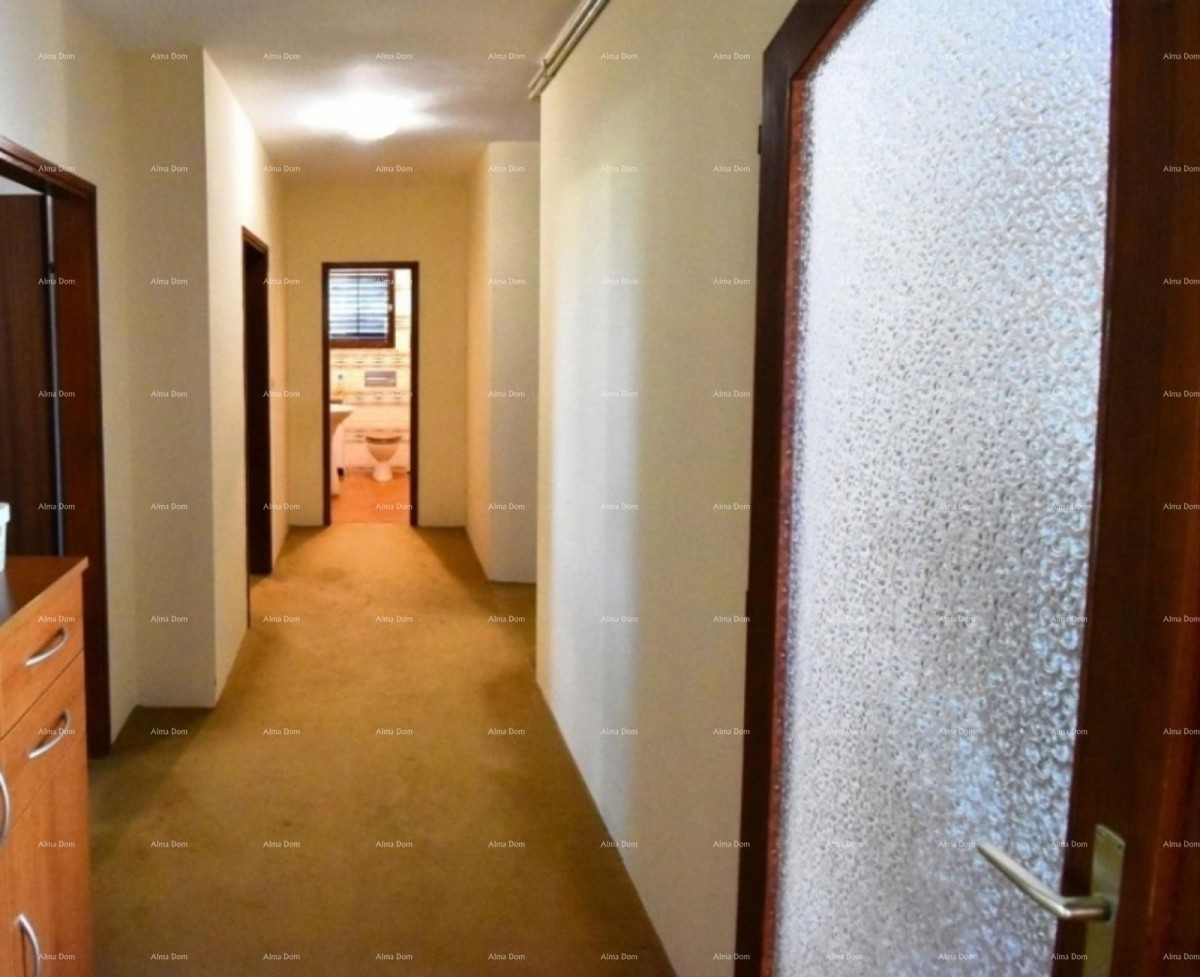 Poreč, Casa con appartamenti di 330m² con piscina 16