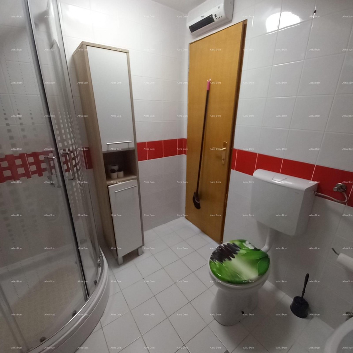 Prodaje se kuća sa 3 apartmana i dvorištem, blizu Pule. Pješčana uvala. 30