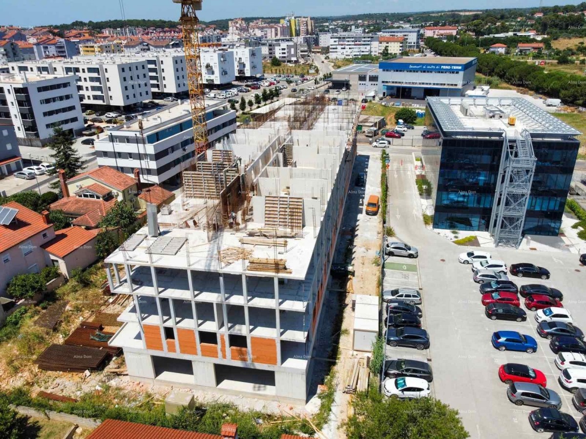 Pula. Nuovo edificio residenziale. Vendita di un appartamento con posto auto e cantina. Vicinanza al nuovo ospedale. S37 6