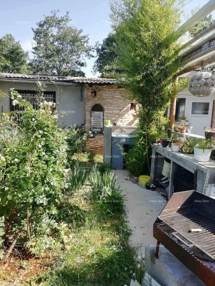 Prodaje se  kuća 95m2 na velikoj parceli od 2119 m2,  udaljena od mora 1800m, Umag 2