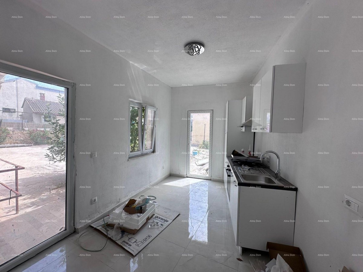 Prodaja fantastične hiše s tremi stanovi v Medulinu! 24