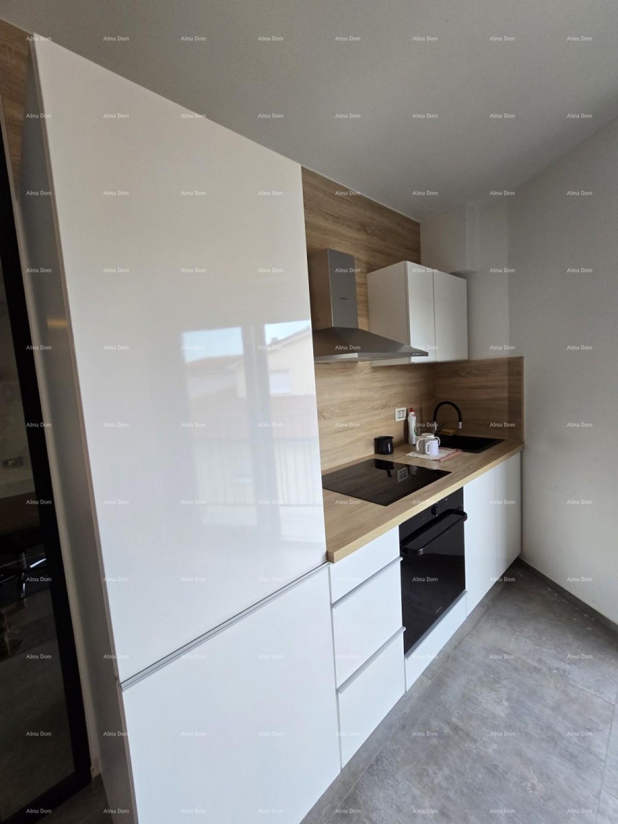 Spazioso appartamento con 6 camere a Pola, vicino al centro e al mare, con moderni comfort e sicurezza. 14